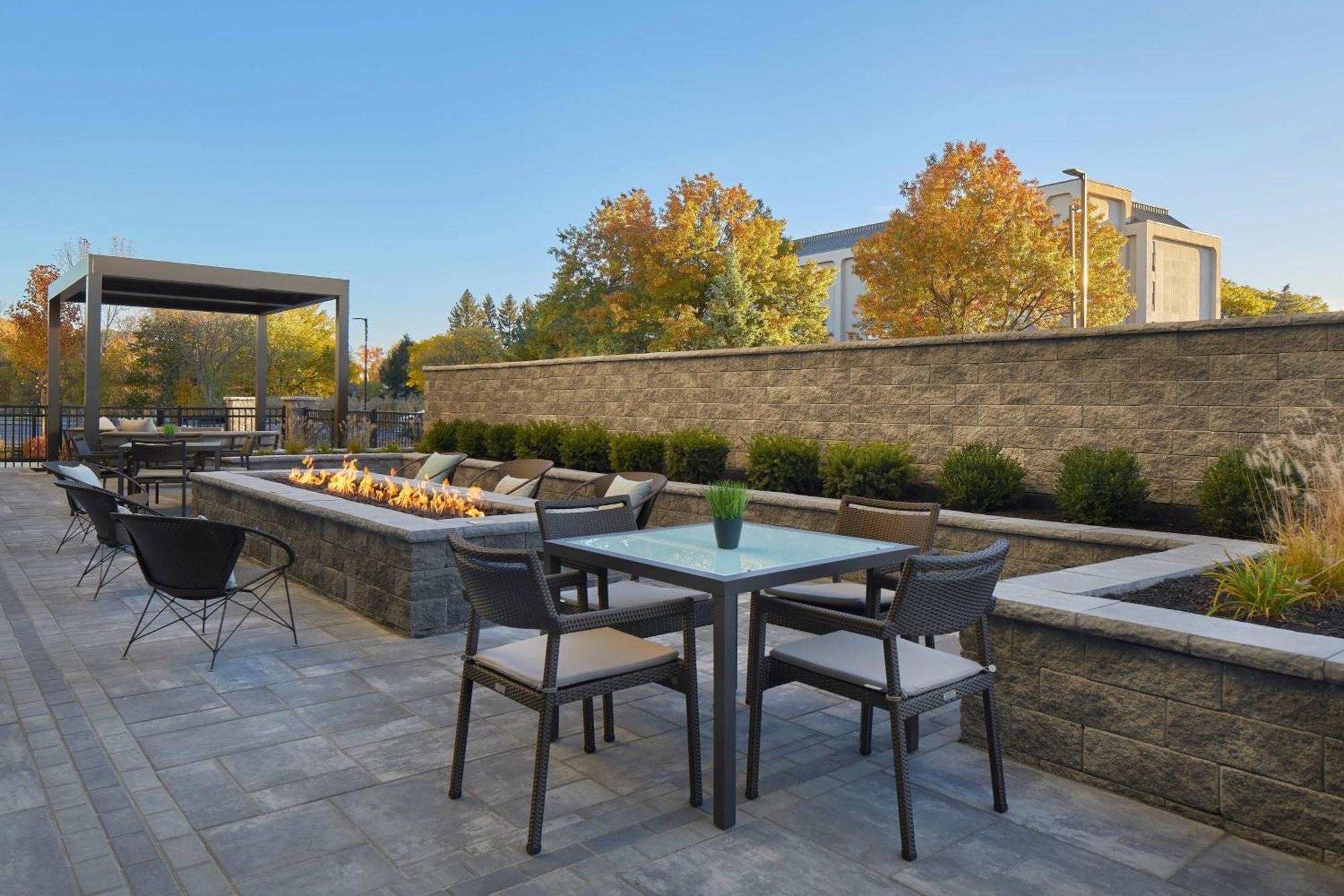 Courtyard By Marriott Albany Airport Hotel Exterior photo